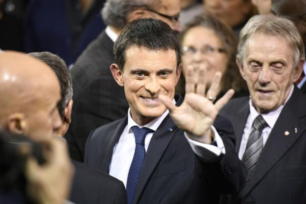 Pääministeri Manuel Valls tervehti kannattajiaan julistauduttuaan ehdokkaaksi. LEHTIKUVA/AFP