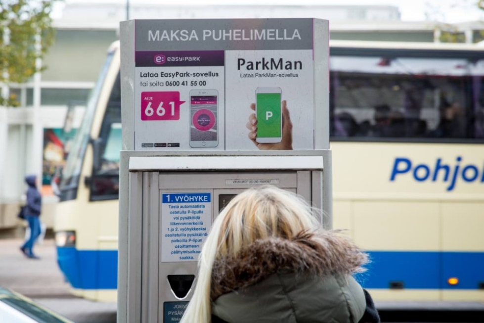 Joensuussa paikoituksen voi maksaa puhelimen avulla. Joensuulainen Heli Pölönen, 55, käyttää EasyPark-palvelua.