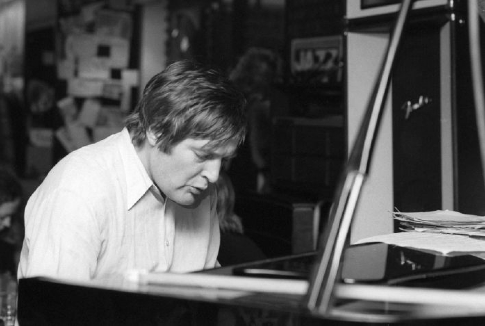 Turun muistokonsertissa esitetään Anderssonille tärkeitä kappaleita sekä hänen omia sanoituksiaan ja sävellyksiään. Kuvassa Claes Andersson soittamassa pianoa jazzravintola Groovyssa 26. tammikuuta 1980. LEHTIKUVA / JUHA JORMANAINEN