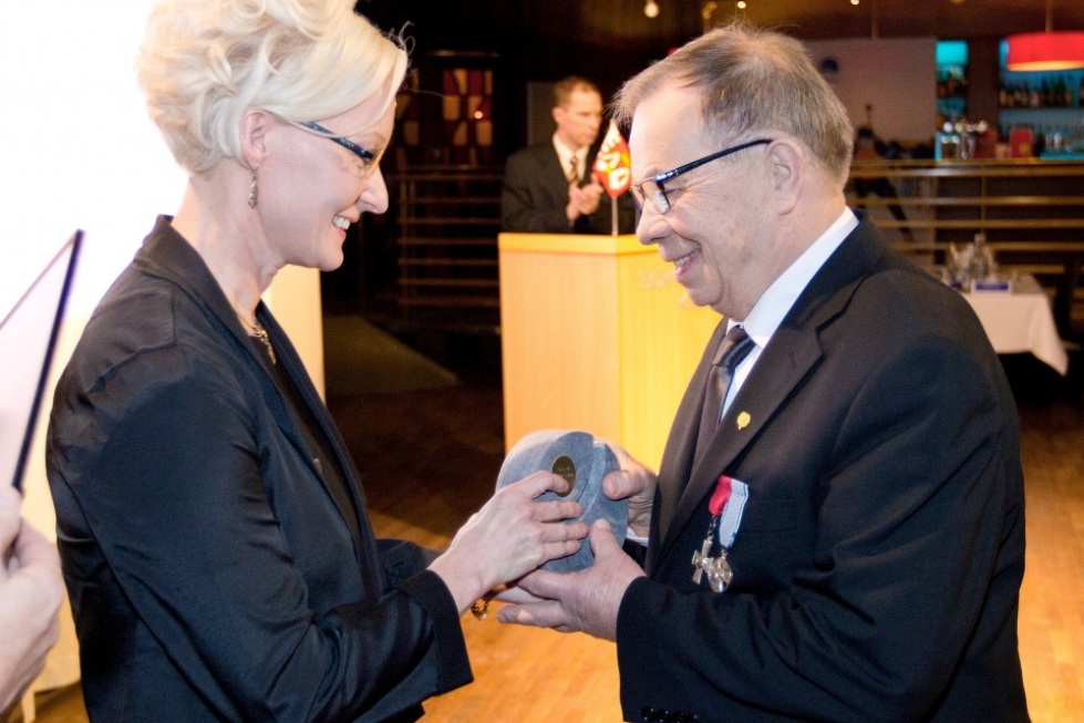 Arja Makkonen ojensi palkinnon Osmo Mölsälle Sporttigaalassa.