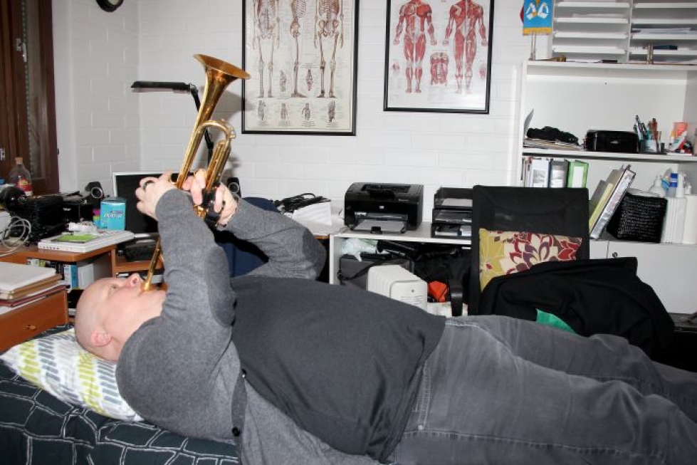 Mika Hirvonen kokeilee, miten trumpetin soittaminen onnistuu omassa vastaanottohuoneessa pitkältään. 