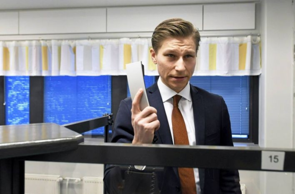 Oikeusministeri Antti Häkkänen korostaa, että kaikki rikokset on tutkittava.