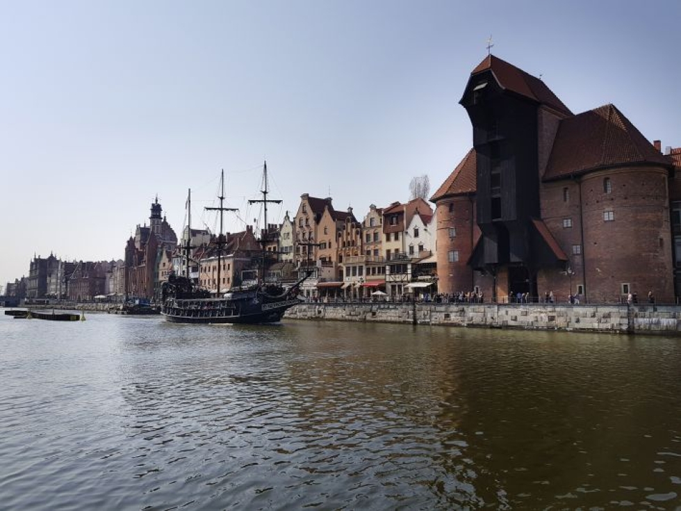 Gdanskia halkovan Motlawa-joen varrella seisoo satamansoturi Stary Zuraw. Sen sanotaan olevan Euroopan vanhin satamanosturi.