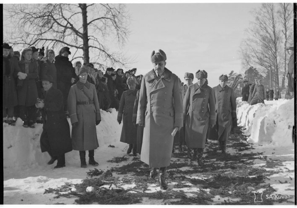 Marsalkka Mannerheim saapuu Luumäen kirkkoon 9. maaliskuuta 1944. 