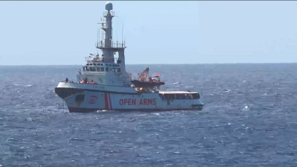 Open Arms -pelastusalus on ankkuroituna Lampedusan saaren lähellä. Kuva: Lehtikuva/AFP