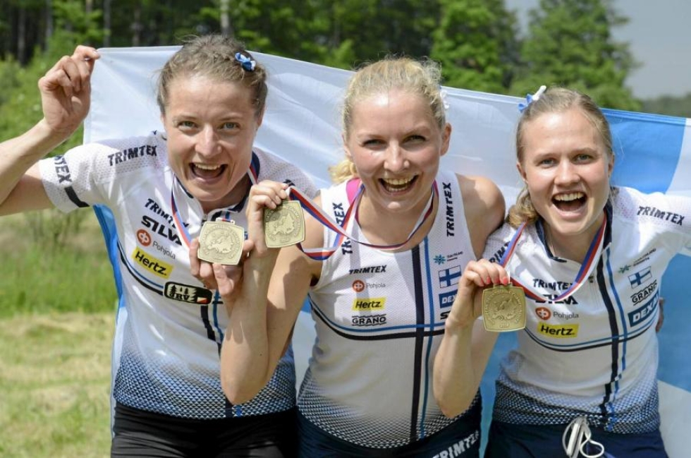 Suomi otti kultaa joukkueella Merja Rantanen (vas.), Marika Teini, Sari Anttonen Tshekin Jesenikissä suunnistuksen EM-viestissä lauantaina.