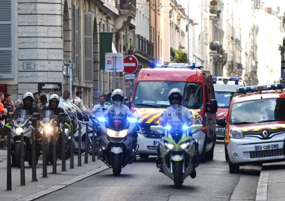 Poliisi saatteli pelastusviranomaisia Lyonissa. LEHTIKUVA/AFP