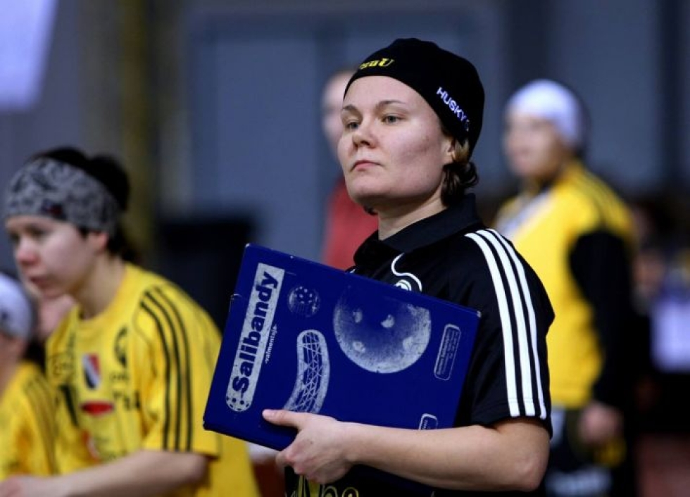 Johanna Turpelinen Tuupovaaran Urheilijoiden valmentajana naisten Salibandyliigassa vuonna 2010.