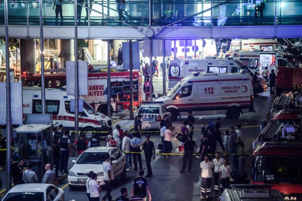Terroristit iskivät Istanbulin Atatürk-lentokentän saapuvien aulaan. LEHTIKUVA/AFP