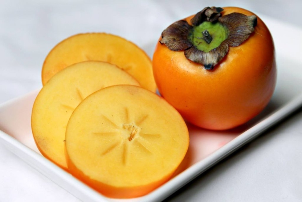 Yksi kauppojen hedelmähyllyjen uudehko tulokas on persimon.