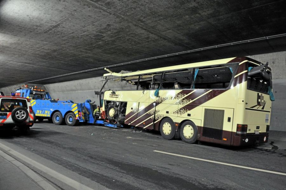 Sveitsissä tapahtuneessa bussiturmassa kuoli 28 henkeä.