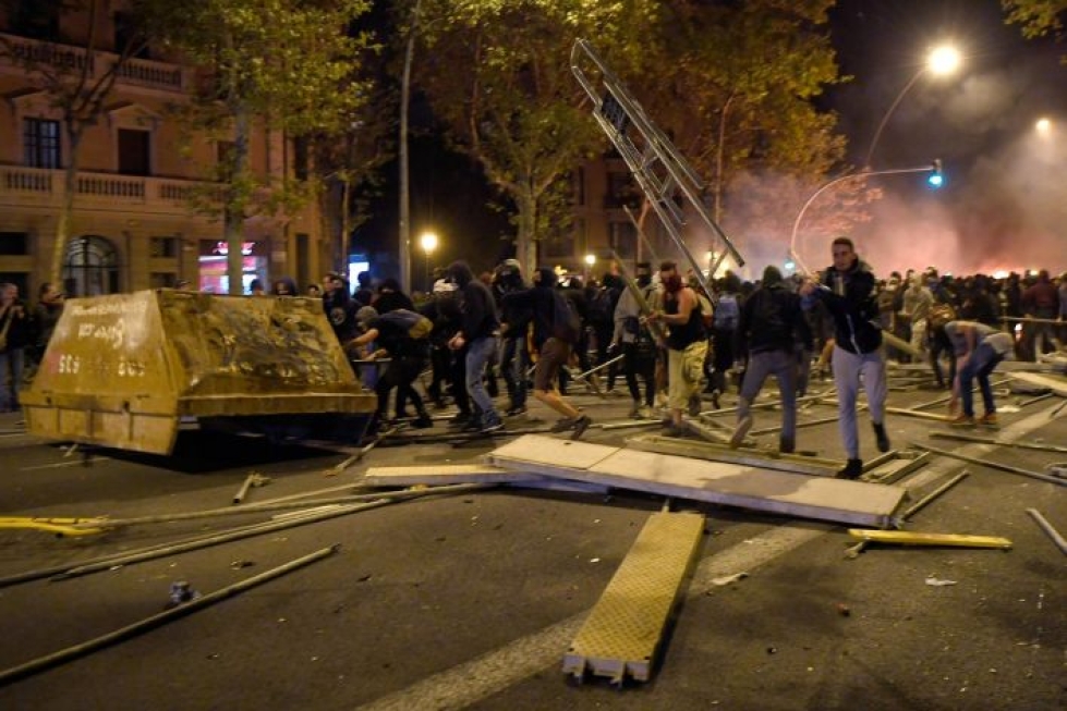 Yhteenotot velloivat Barcelonassa keskiviikkoiltana. Lehtikuva/AFP