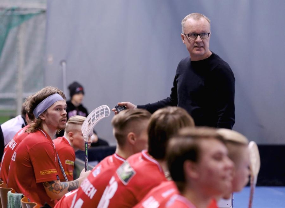 Antti Ruokonen jatkaa Josbassa taustatöissä, kuten pelaajasopimusten tekemisessä.