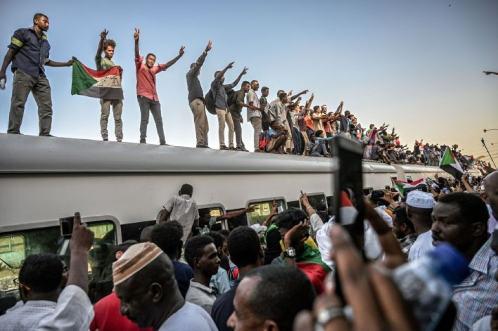 Mielenosoittajat vaativat vapautta Sudanin pääkaupungissa Khartumissa tiistaina. LEHTIKUVA/AFP