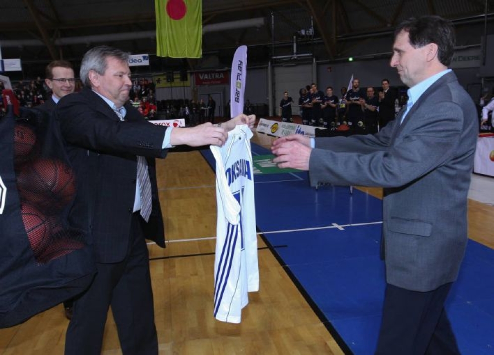 Eero Oksavan (oik.) pelinumero 11 jäädytettiin vuonna 2010. Jaoston puheenjohtaja Harri Mikkonen ojensi paidan Oksavalle.