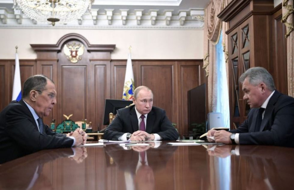Venäjän presidentti Vladimir Putin kertoi Venäjän vetäytymisaikeista tapaamisessaan ulkoministeri Sergei Lavrovin ja puolustusministeri Sergei Shoigun kanssa. LEHTIKUVA / AFP
