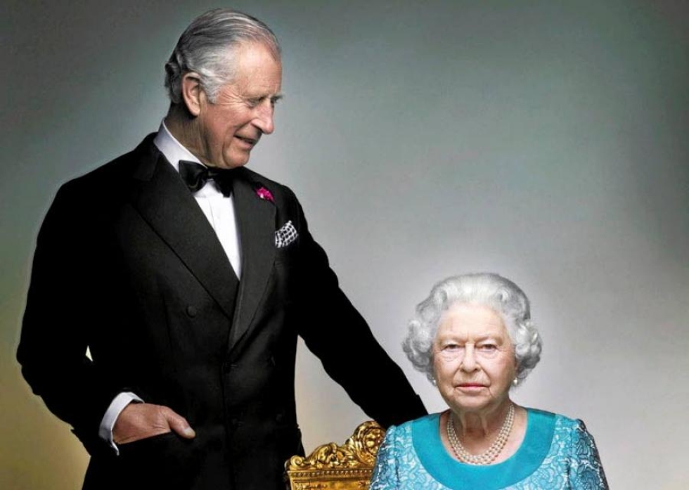 Kuningatar Elisabet ll:n ja prinssi Charles virallisessa 90-vuotissyntymäpäivän potretissa.
