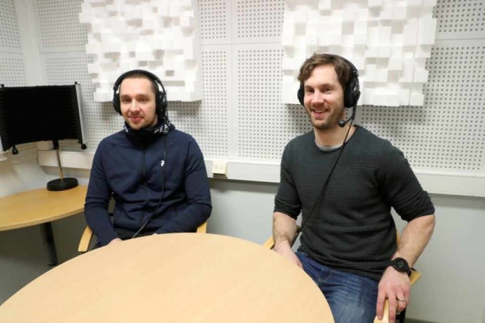 Esa Lehikoinen (vas.) ja Sami Mutanen kävivät tiistaina vierailulla Aitiopaikalla-podcastissa.