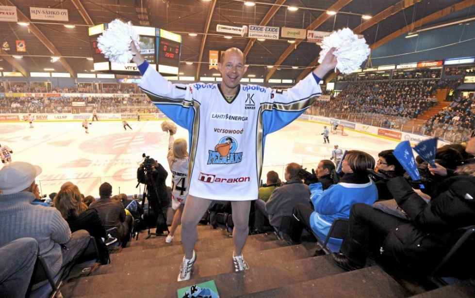 YLE:n urheilutoimittaja Kaj Kunnas viihdytti lahtelaisyleisöä. Tempauksen taustalta paljastui hävitty veto Pelicans-luotsi Kai Suikkaselle.