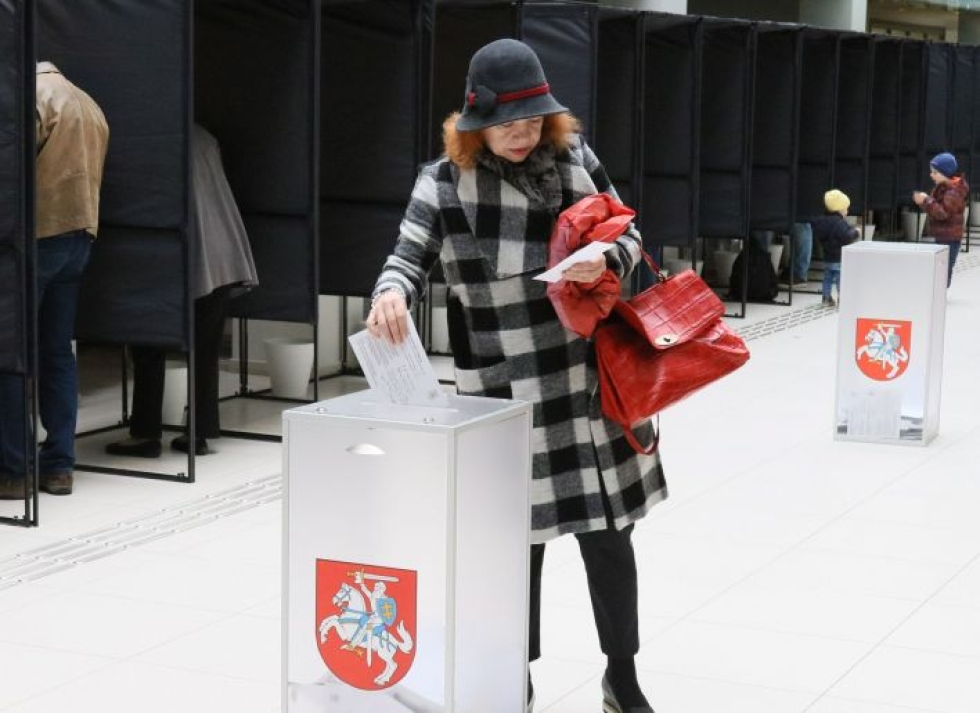 Nainen äänesti ennakkoon Liettuan pääkaupungissa Vilnassa perjantaina. LEHTIKUVA/AFP