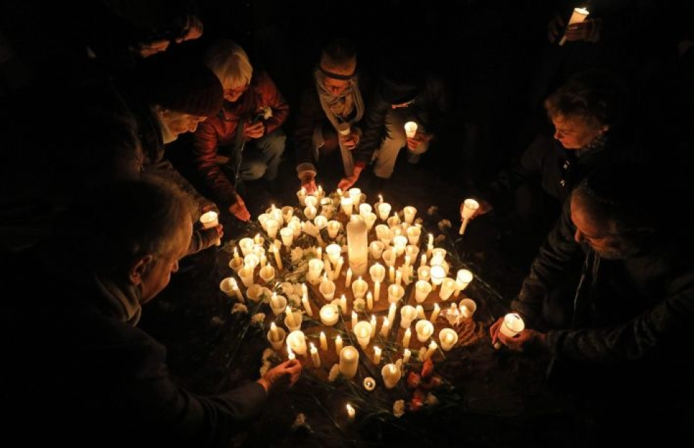 Pohjois-Saksan Schwerinissä ihmiset sytyttivät torstaina kynttilöitä entisen synagogan muistopaikalle. LEHTIKUVA/AFP