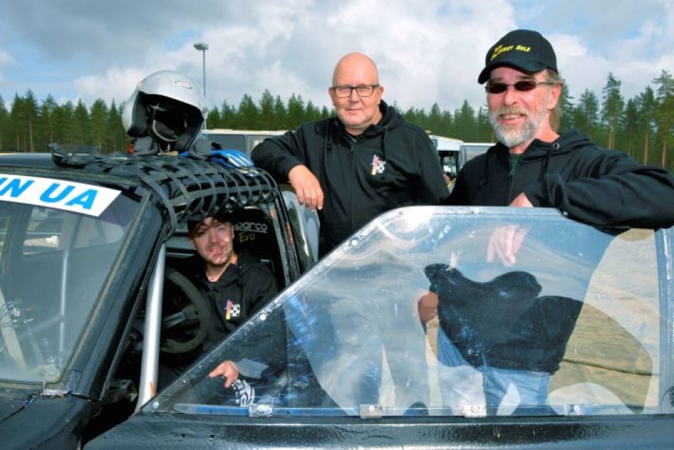 Team Veljekset Salon joukkueesta autossaan istuu Mikko Turunen, keskellä on Timo Turunen ja oikealla Petri Salo.
