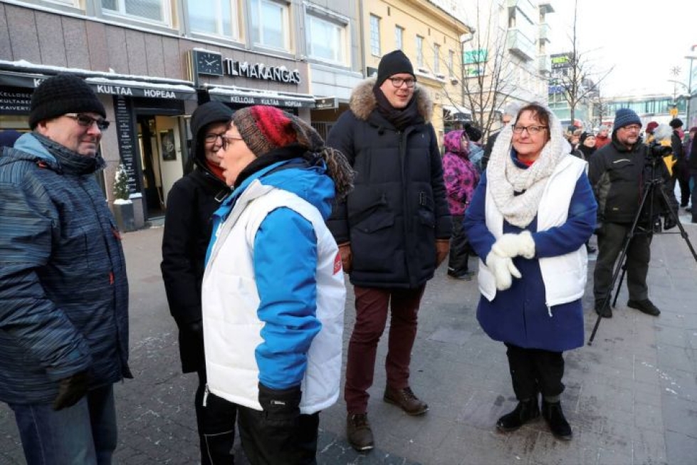 Joensuun kävelykadun vaalitilaisuudessa Antti Lindtman (keskellä) tapasi muun muassa SDP:n kansanedustajaehdokkaan Armi Rautavuoren. Etualalla oleva ehdokas on kansanedustaja Merja Mäkisalo-Ropponen.