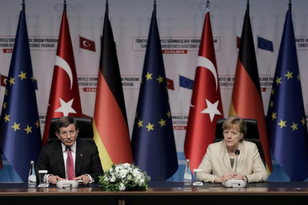 Saksan liittokansleri Angela Merkel (oik.) ja Turkin pääministeri Ahmet Davutoglu lehdistötilaisuudessa. Turkin mahdollisessa viisumivapaudessa hiertää muun muassa Turkin ihmisoikeustilanne. LEHTIKUVA/AFP