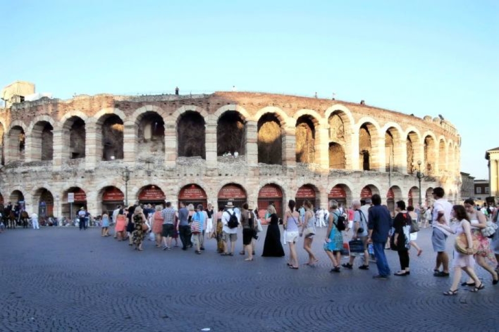 Jos mielii vaikkapa oopperamatkalle Italiaan, kieltä voi opiskella ennalta laulamalla kansalaisopistossa. Kuva Veronan oopperajuhlilta vuodelta 2014.