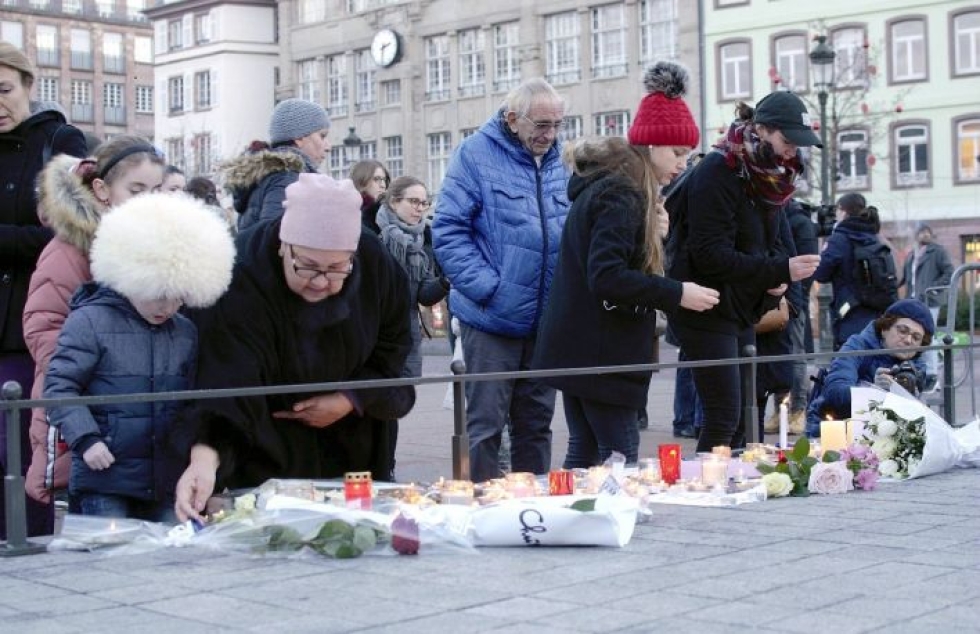Ihmiset muistivat keskiviikkona kukin ja kynttilöin ampumisen uhreja Kleberin aukiolla Strasbourgissa. LEHTIKUVA / Milja Rämö