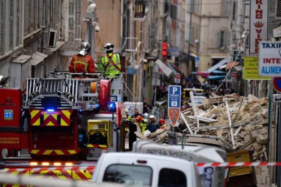 Naapurien mukaan ainakin toisessa Marseillessa sortuneista taloista saattoi olla sortumishetkellä sisällä ihmisiä. LEHTIKUVA/AFP