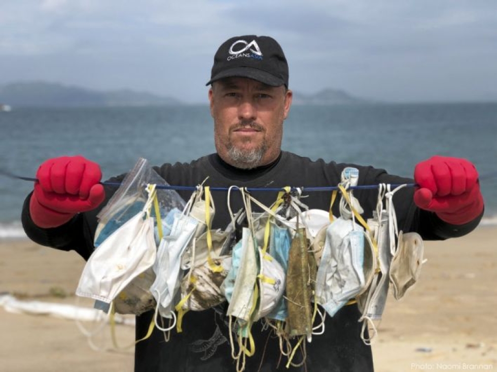 Gary Stokes on kerännyt kevään mittaan satoja maskeja Hongkongin läheisten saarien rannoilta.