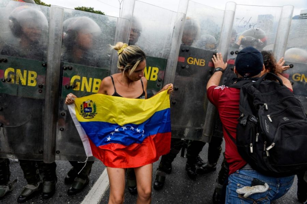 Venezuelan presidenttiä Nicolas Maduroa vastustavat mielenosoittajat ja mellakkapoliisi ottivat yhteen pääkaupungissa Caracasissa viime viikolla. LEHTIKUVA/AFP