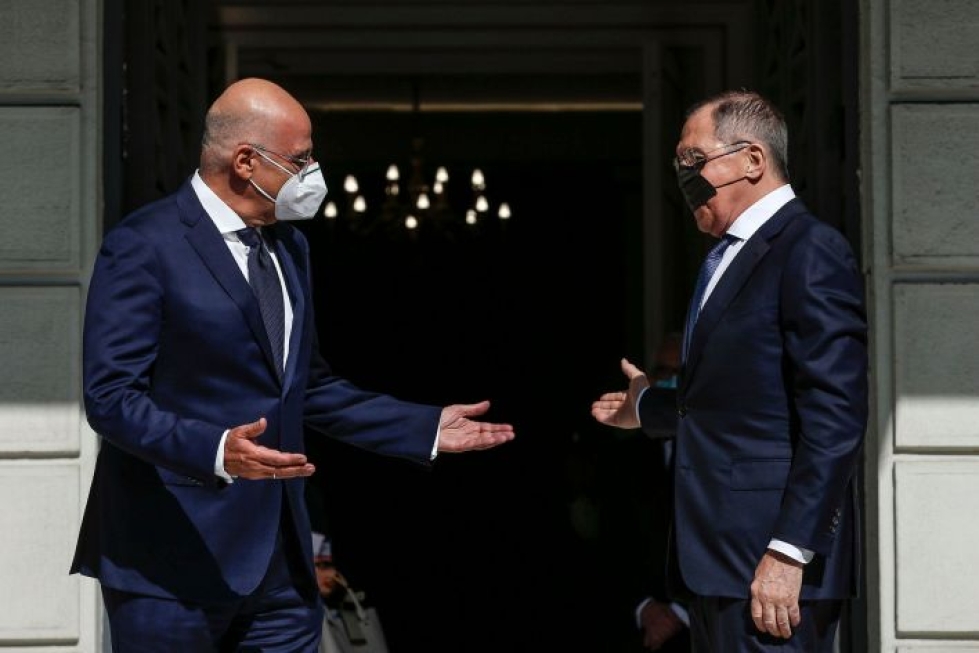 Venäjän ulkoministeri Sergei Lavrov (oik.) vieraili eilen Ateenassa. Kuvassa vasemmalla Kreikan ulkoministeri Nikos Dendias. LEHTIKUVA/AFP