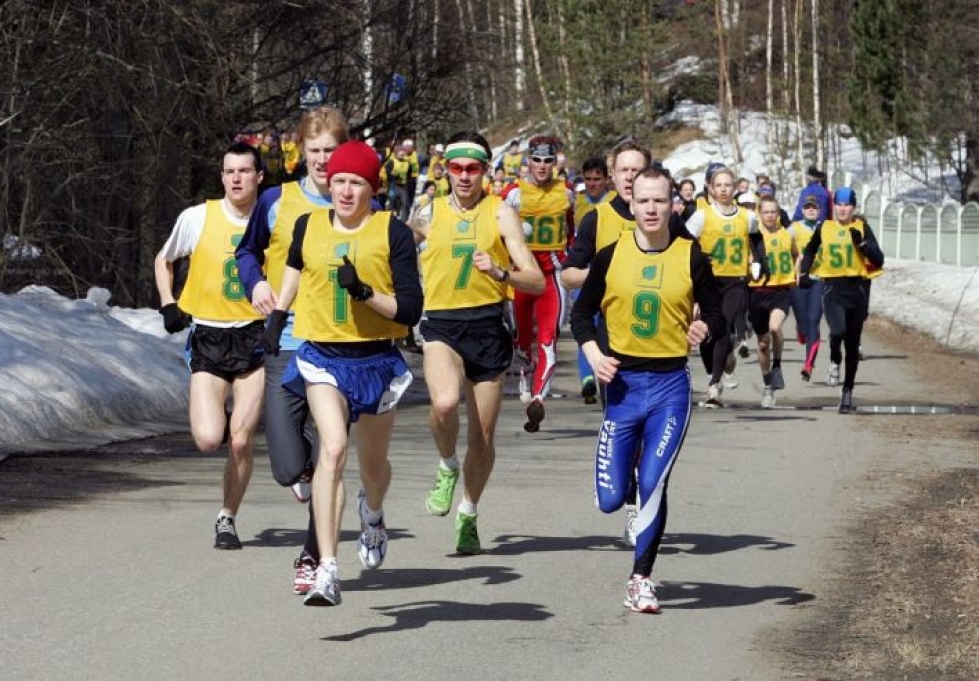 Malmijuoksu vauhdissa huhtikuussa 2006. Eturivissä Aki Mustonen (numero 8), Jari Räsänen, Timo Roivas (numero 1), Harri Nissinen ja Kari Heikura.