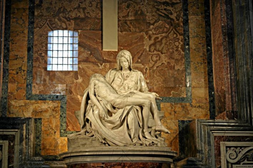 Michelangelon marmoriveistos Pietarinkirkossa on maailman tunnetuin pietàveistos.