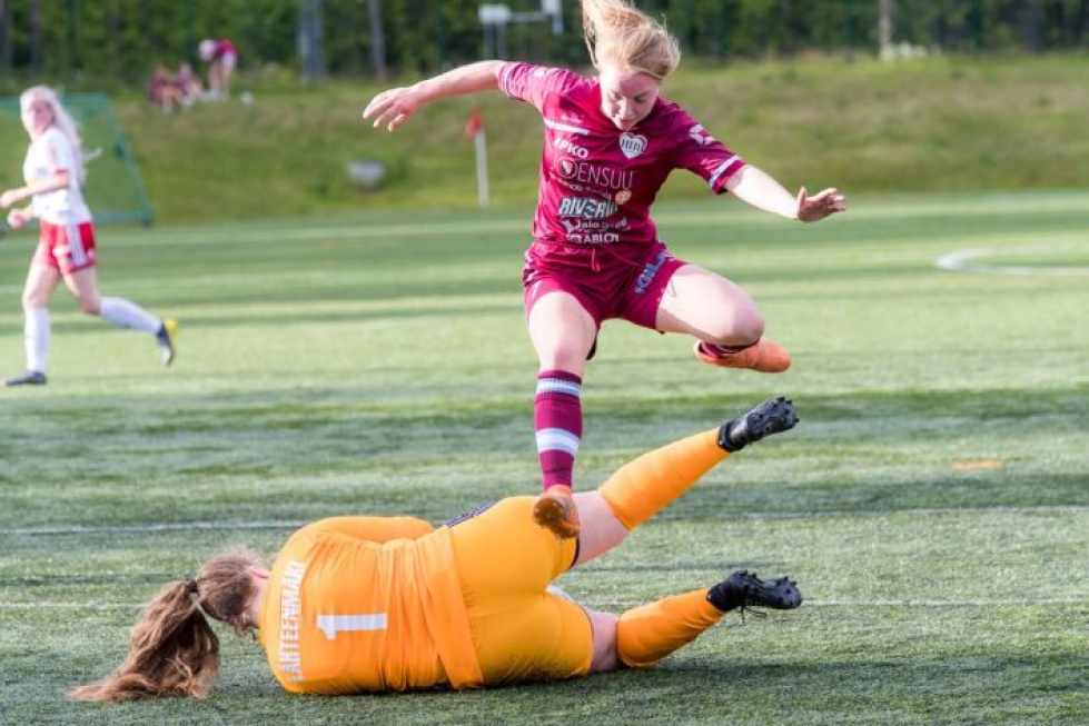 FC Hertan Henni Rinkisen kauden yhdeksäs maali syntyi upealla laukauksella. Arkistokuva ottelusta FC Sport junioreita vastaan.
