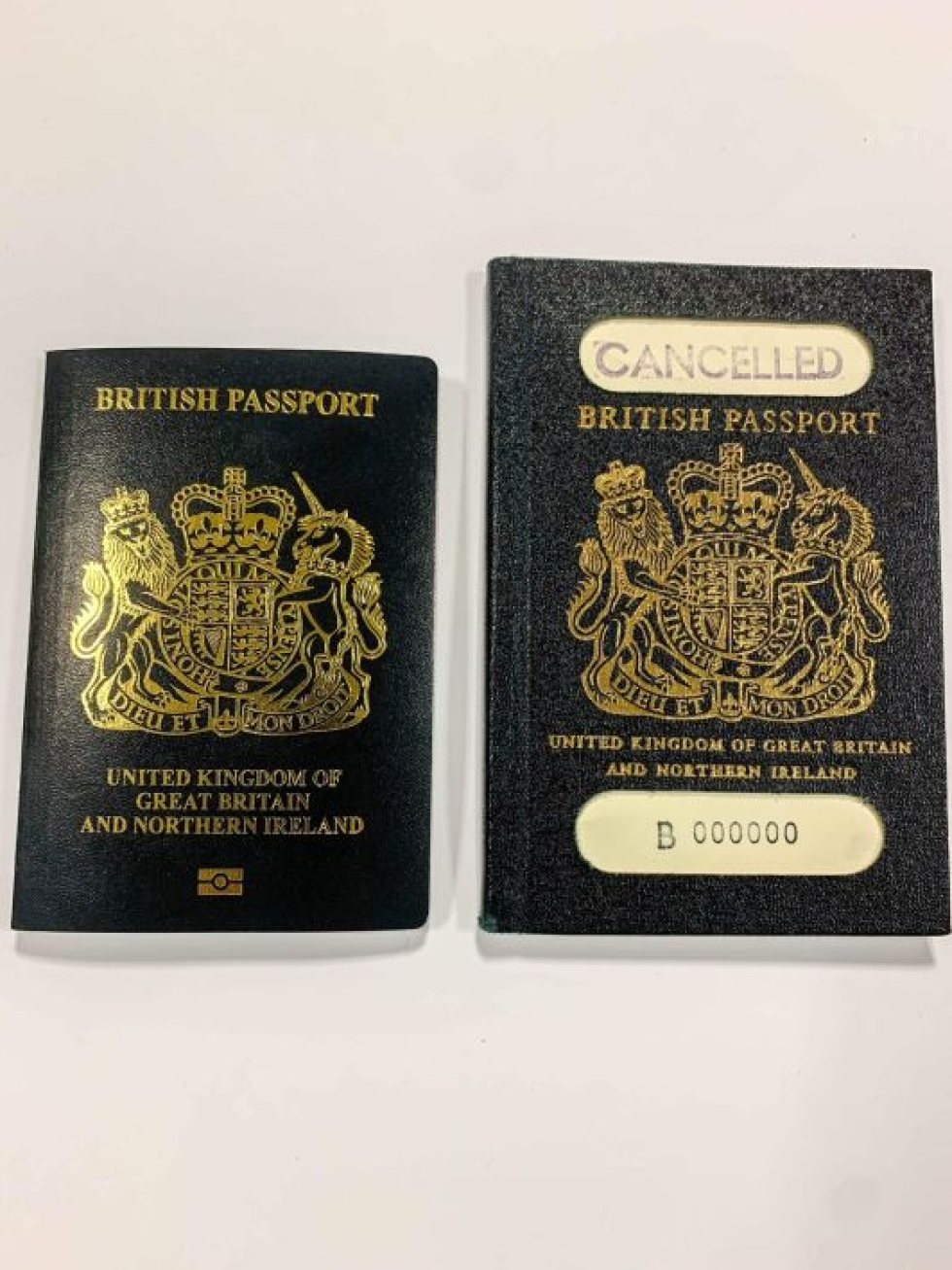 Uudet brittipassit (vasemmalla) eroavat kooltaan hieman vanhoista sinisistä passeista. Lehtikuva/AFP