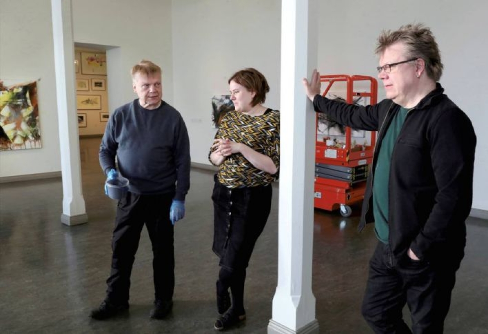 Harri Turunen (vas) ja Reijo Turunen ovat tyytyväisiä intendentti Pauliina Kaasalaiselta saamaansa apuun.