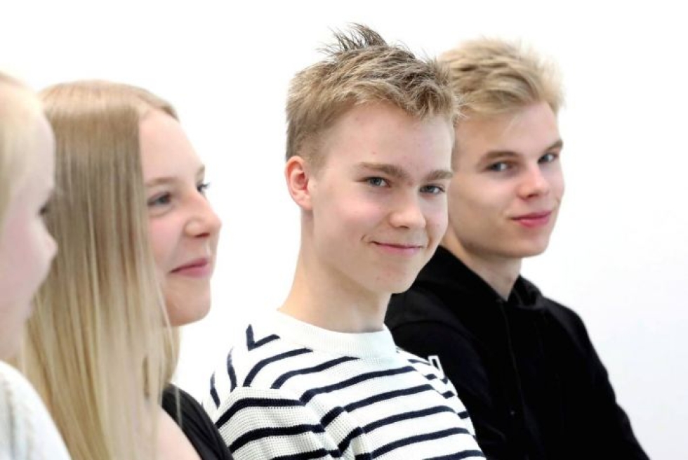 Mika Kotiranta (keskellä) lunasti paikan yleisurheilun 19-vuotiaiden EM-kisoihin Ruotsin Boråsiin.