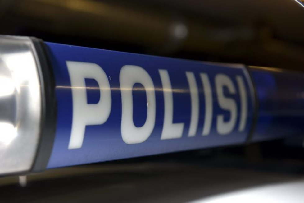 Poliisin mukaan henkilöauton kuljettajaa epäillään päihtyneeksi. LEHTIKUVA / Heikki Saukkomaa