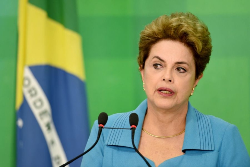 Virkarikossyytteen uhkaama Brasilian presidentti Dilma Rousseff vakuuttaa, että hän on valmis pitkään taisteluun asemastaan. LEHTIKUVA/AFP