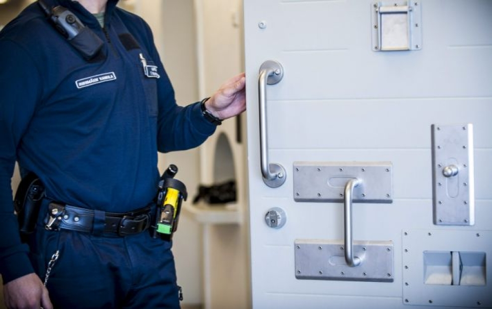 Syyttäjä vaatii kahden vuoden ehdotonta vankeusrangaistusta kahdelle miehelle Riihimäen vankilan vartijaan kohdistuneesta väkivallanteosta. LEHTIKUVA / Trond H. Trosdahl