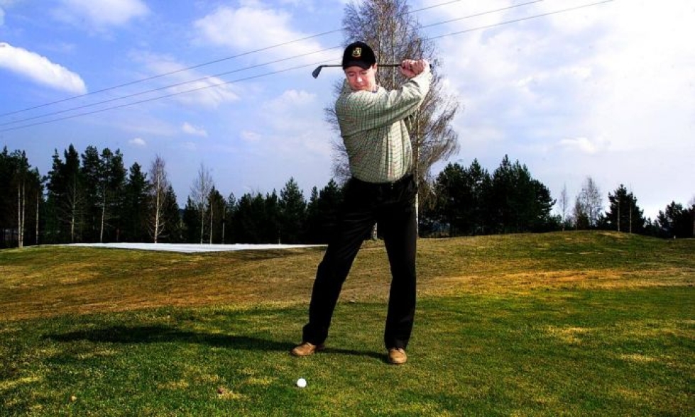 Golfväki odottaa perinteisesti pelikentälle pääsyä huhti-toukokuussa. Mika Kupiaisen tyylinäyte Kontioniemen kentältä huhtikuun lopulta vuodelta 2002.