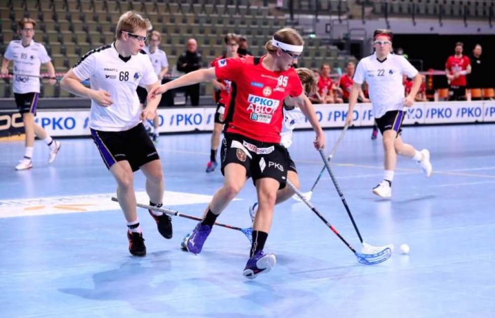 Nuorten maajoukkueenkin mukana käynyt hyökkääjä Lauri Piironen jatkaa myös ensi kaudella Josban punaisessa paidassa.