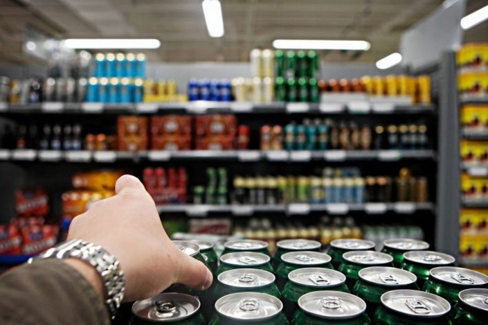 Suomalaiset juovat suuren osan alkoholistaan mietoina juomina. 0,33 litran oluttölkki kallistuu ensi vuoden alussa noin kolme senttiä, jos hallitus toteuttaa aikeensa alkoholiveron korotuksista.