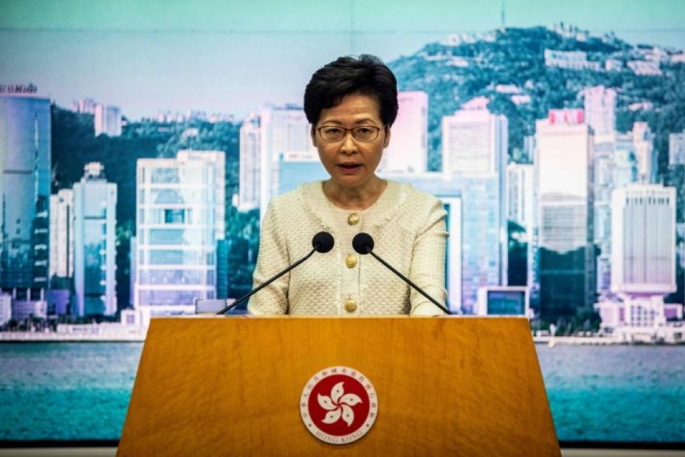 Hongkongin hallintojohtaja Carrie Lam kertoi syksyn vaalien lykkäämisestä vuodella koronapandemian vuoksi. LEHTIKUVA/AFP