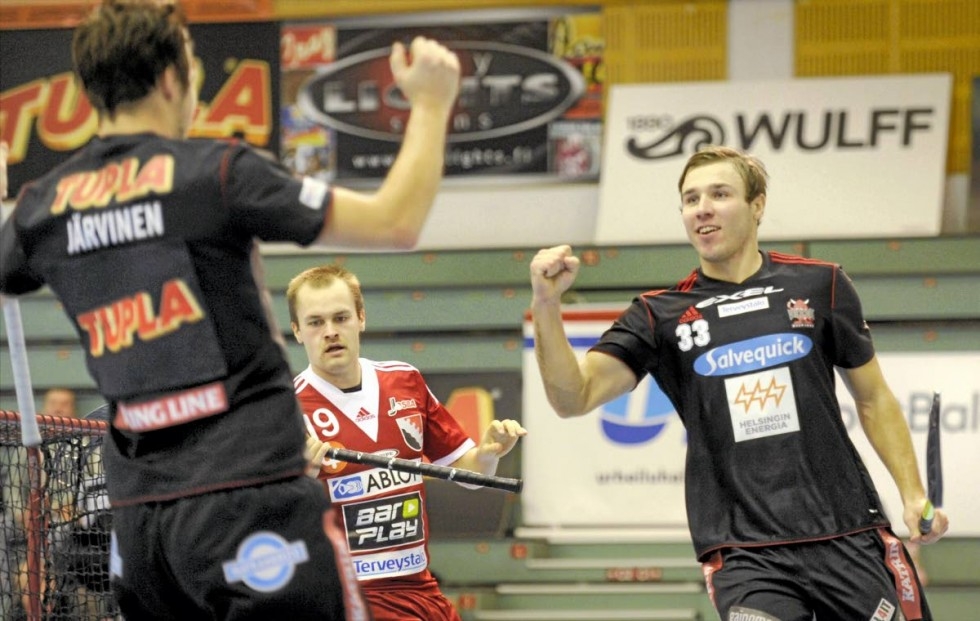 SSV:n Juho Järvinen (vas.) ja Mikael Lax juhlivat maalia Josban Jesse Reijosen edessä.