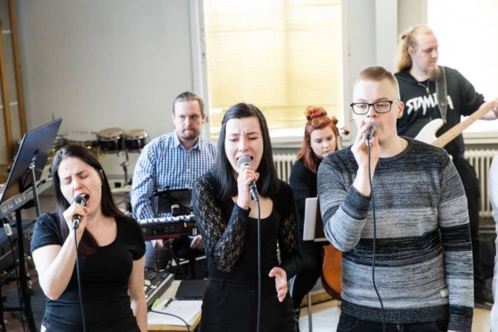 Konsalaiset lupaavat käydä musikaalien maailmanhistorian läpi 60 minuutissa. Joensuun konservatorion bändiluokassa harjoittelivat Maria Trygg (vas.), Annika Eronen ja Petteri Mansikka.