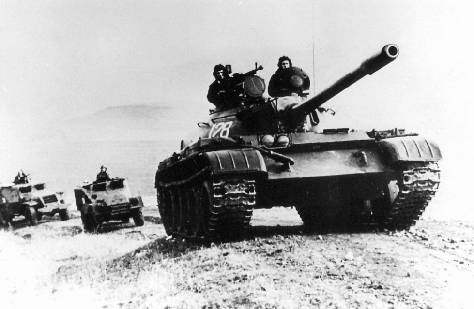 Kuvassa neuvostoliittolaisia panssarijoukkoja Afganistanissa 1980-luvun puolivälissä.
